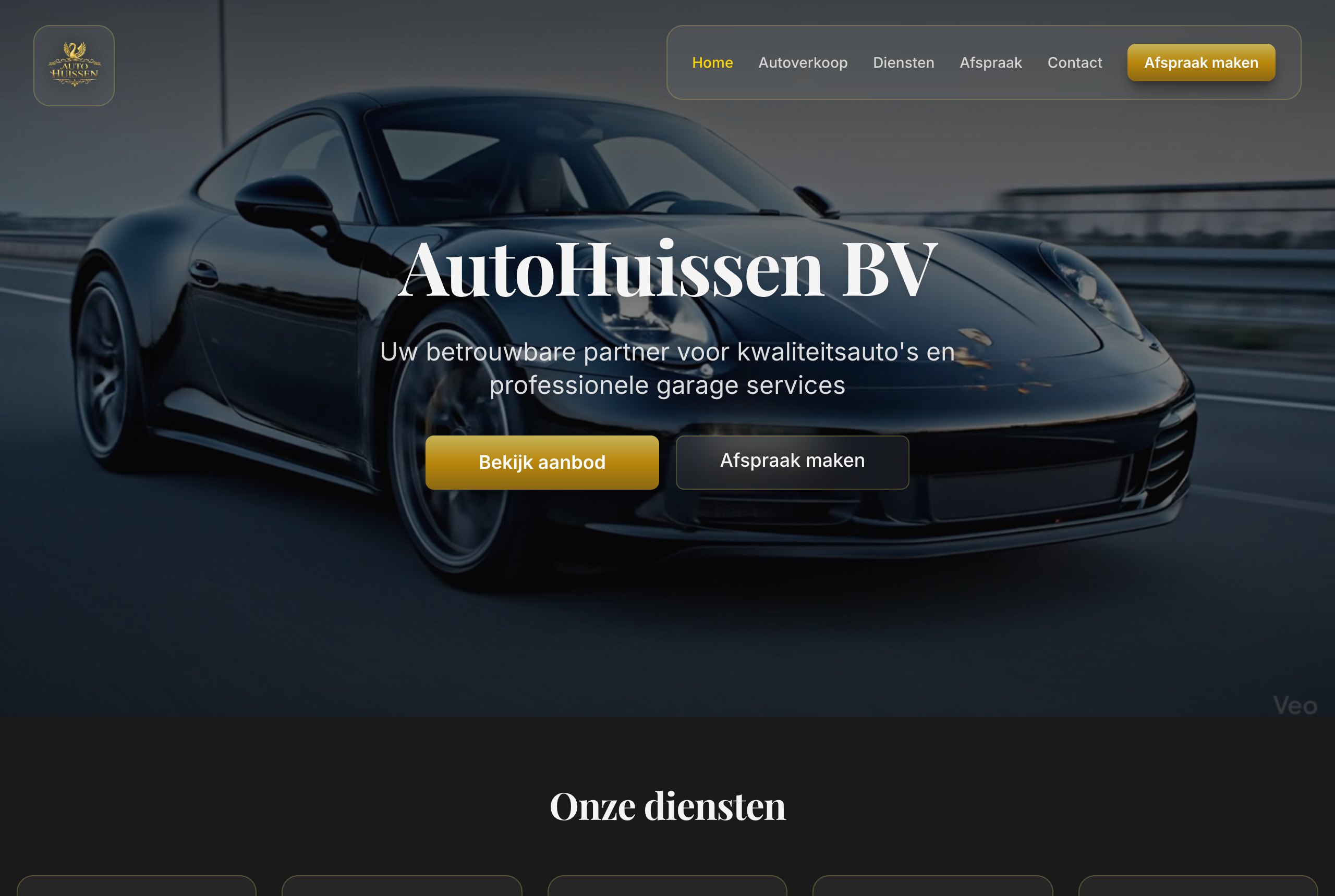 Startpagina van autohuissen.nl met de naam AutoHuissen BV over een foto van een auto
